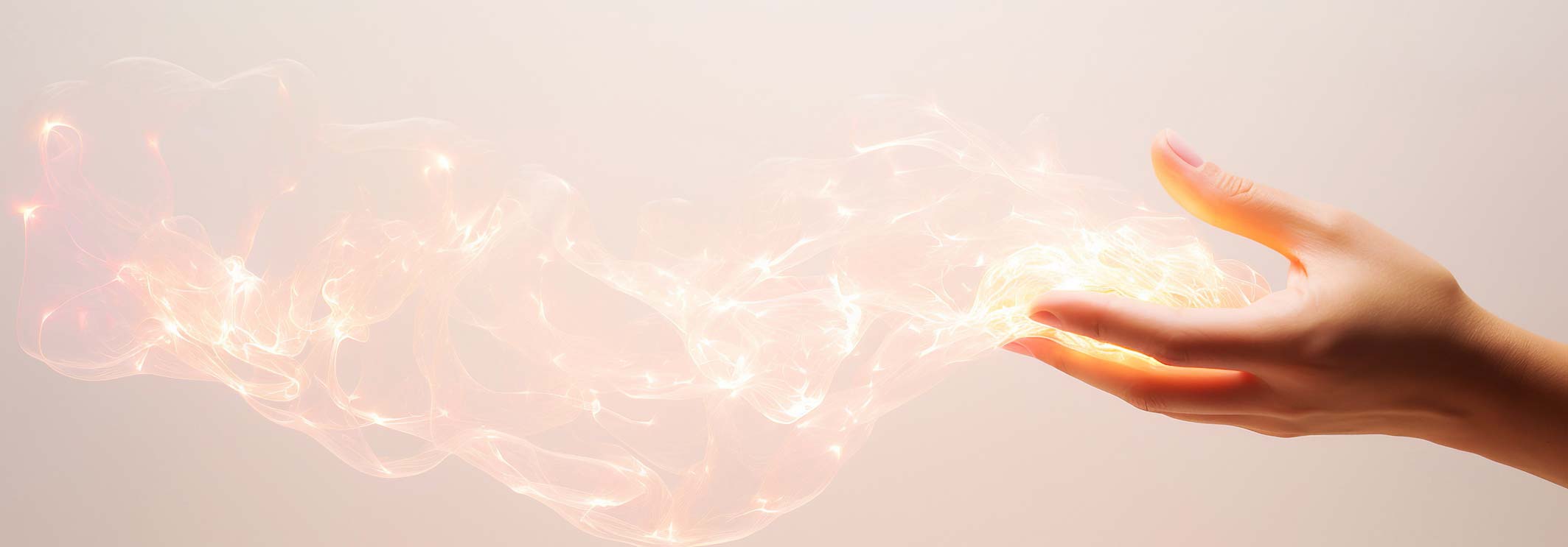 Main ouverte, énergie de lumière sort de la paume