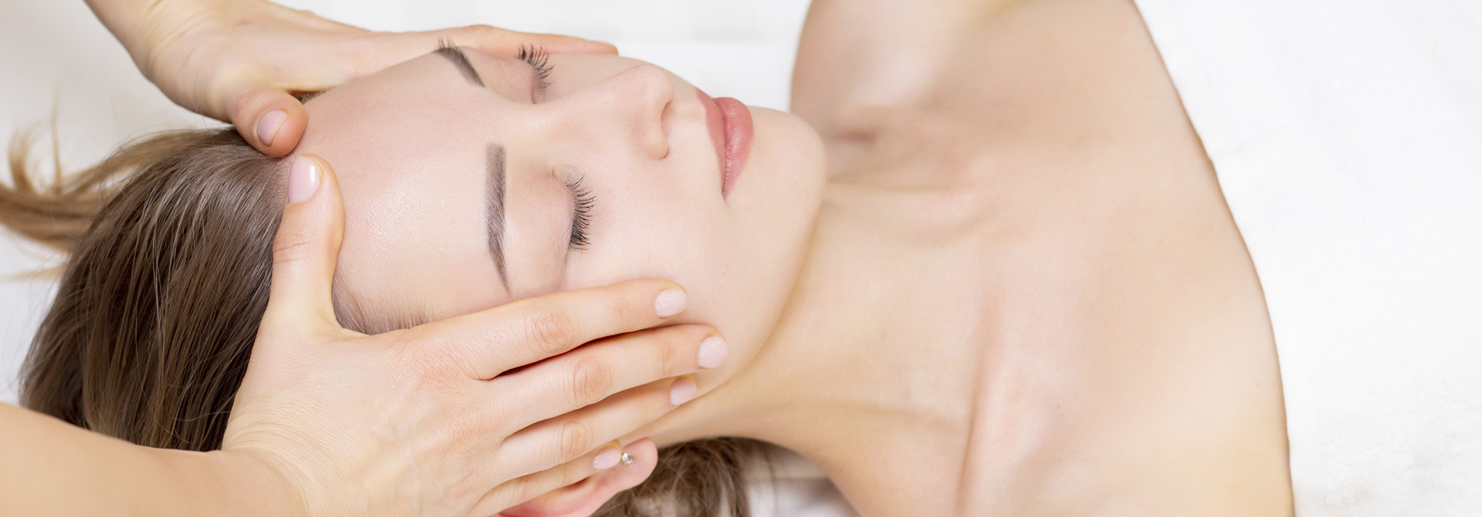 Femme allongé sur une table de massage pendant un soin reiki